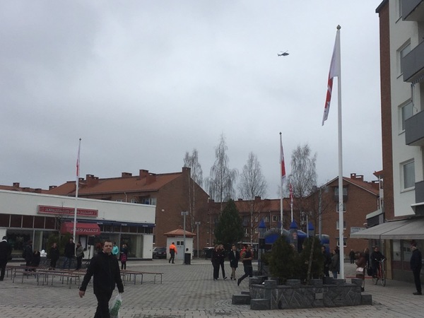 Nu cirkulerar polishelikoptern över Boden centrum. Lite folk börjar samlas men mycket lungt än så länge.