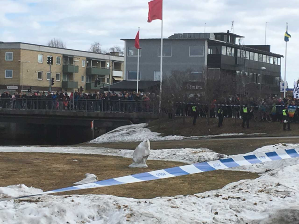 Tusentals har samlats för att protestera mot NMR:s demonstration i Boden