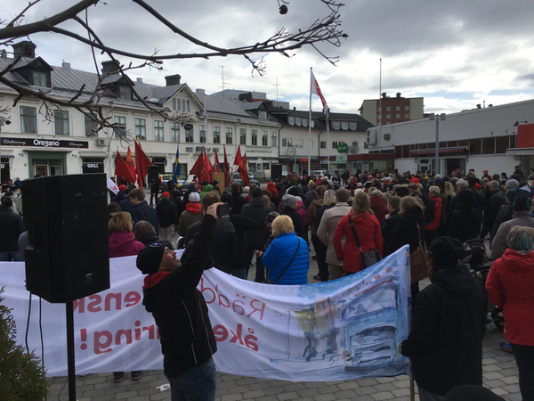 Socialdemokraternas demonstration har nått Centrumtorget. Torget fullt med demonstranter. Kan vara rekorddeltagande för S i Boden första maj, sägs det från talarstolen.