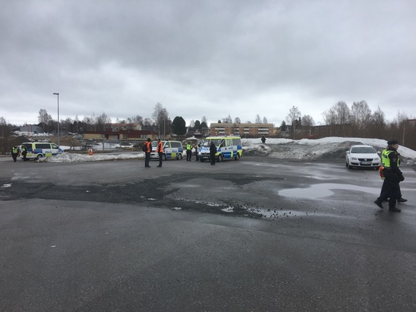 Tre polisbussar är parkerade på Dollarstores parkering nu. Ser 14 poliser i nuläget utanför fordonen. NMR syns inte till än.