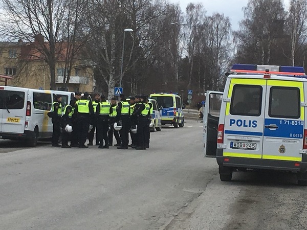 Polisen mobiliserar för eventuella sammandrabbningar.