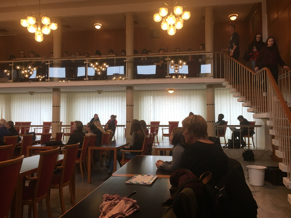 Nu är det fullt av gymnasieelever på plats för att delta och ställa frågor i debatten.