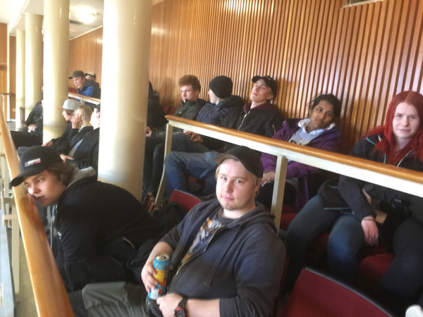 Även läktaren ovan är full🙂