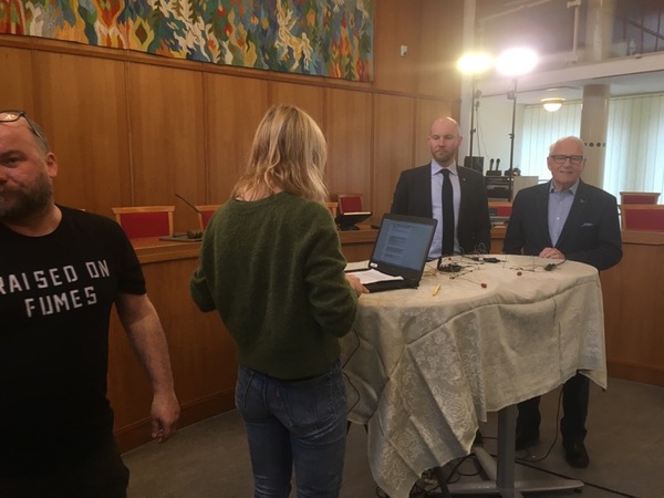 Snart börjar det. Nu riggar SVT inför debatten och gymnasieeleverna har börjat samlas utanför. De som ska få ställa frågor till politikerna live.