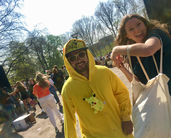 Picachu säger att vatten är knepet för att klara festen. Han borde veta. Det är hans sjätte år här i parken. Här med fotobombande fan.