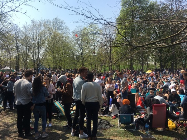 Det fortsätter strömma till folk. Få lämnar.