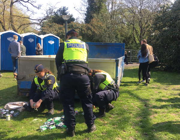 Polisen häller ut minderårigas öl och cider.