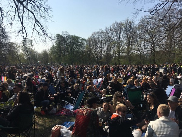 Första DJ på scen, ingen dans men fältet framför scenen är knökfullt.