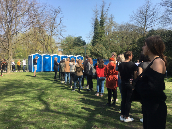 De som inte sitter, försöker hitta någonstans att sitta eller dansa medan de står i kö till toaletterna.