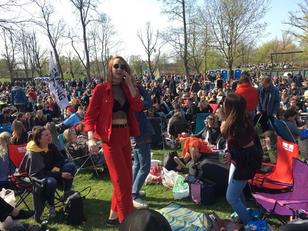 Klockan är bara strax efter tio men det är redan allsång och spontandans.