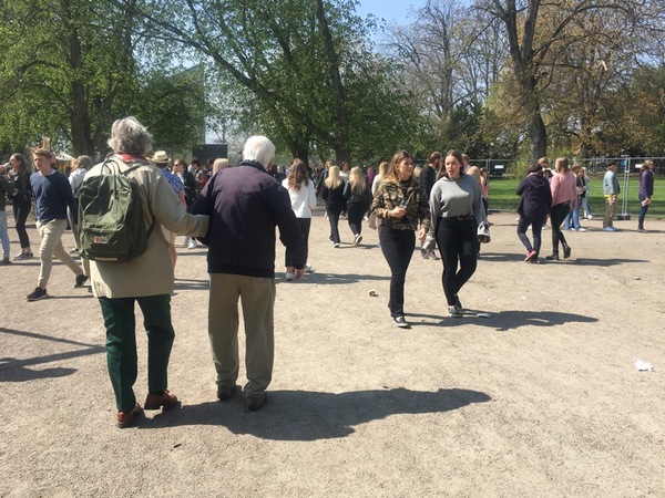 Många nyfikna i alla åldrar söker sig hit. De flesta vi pratat med är positiva till festen.