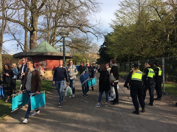 Polisen är på plats för att se så att folk sköter sig och mår bra.