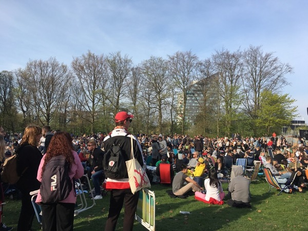 Redan klockan sju i morse var det några hundra på plats. Nu är det några tusen och det strömmar in folk.