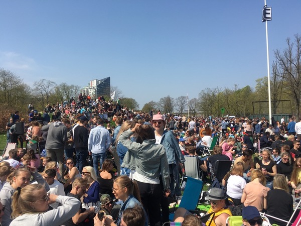 Även på andra sidan parken spelas det house och dansas. Både sitt- och ståvariant.