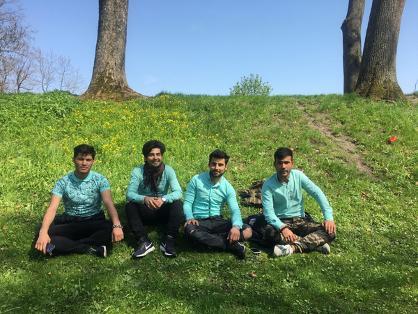 Fyra utbytesstudenter från Afghanistan tar en paus från housen.