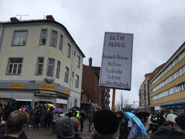 Motdemonstranter vid Storgatan