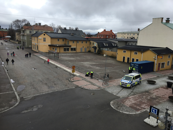 Garvarns torg har åter öppnats för allmänheten - kravallstaketen tas bort