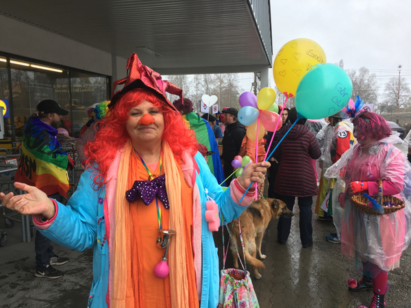 Clowner mot nazister är på plats i Ludvika för att demonstrera mot nazism.