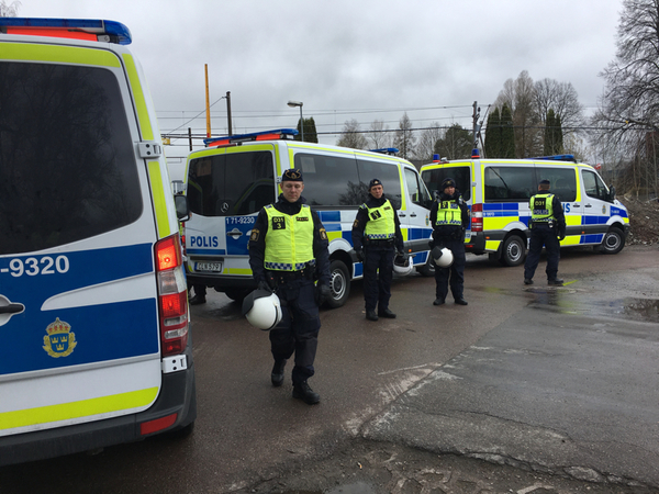 Polisen spärrar av vid järnvägsövergången intill Mossplan. ”Nytt pl 24-område. För att distansera motdemonstranter och Nmr”, säger Tommy Lindh på Polisen.