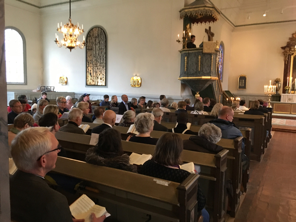 Välbesökt gudstjänst i Ludvika Ulrika kyrka på temat ’Störst av allt är kärleken’