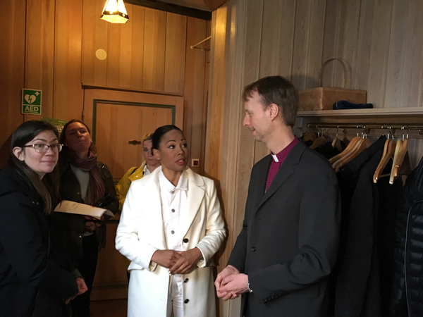 Kulturminister Alice Bah Kunkhe (MP) o biskop Mikael Mogren innan gudstjänsten i Ludvika Ulrika kyrka.