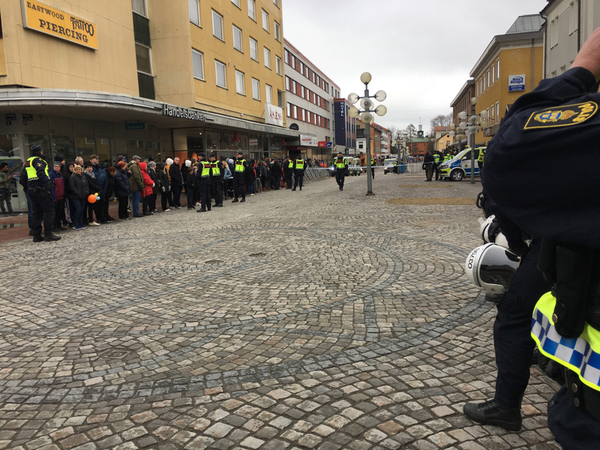 Människor skingras nu från gågatan när Nmr ska marschera tillbaka efter sitt torgmöte.