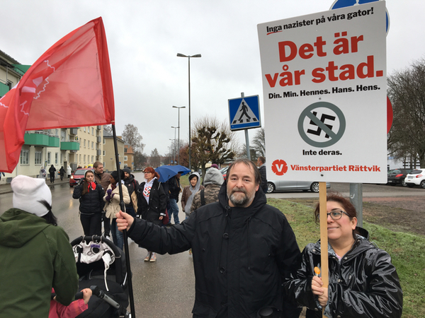 Motdemonstranterna börjar samlas ute på stan