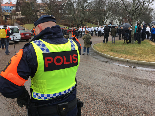 Poliser, demonstranter och åskådare samlas vid Mossplan. Enligt polis på plats är läget lugnt i Ludvika. Särskilda dialogpoliser håller i kommunikationen med Nmr inför demonstrationen.