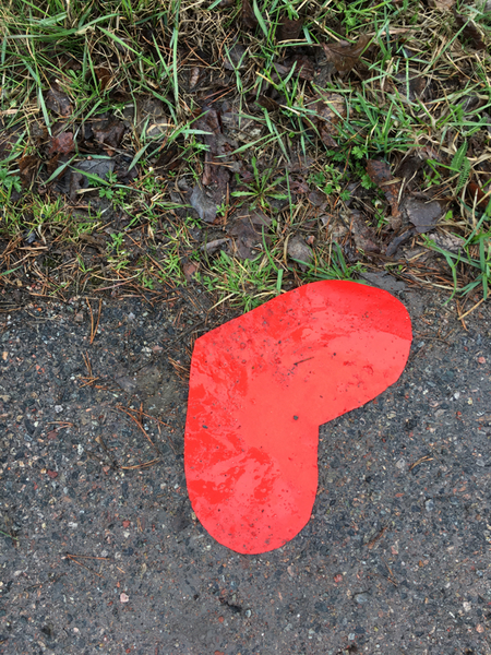 På gatan där demonstrationståget precis passerat.