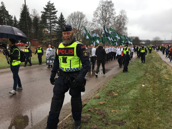 Nazistiska Nmr demonstrerar på Ludvikas gator. Längs vägen står Ludvikabor och tittar.