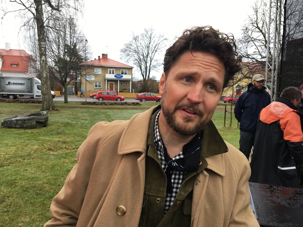 Anders Wendin - Moneybrother - är hemma i Ludvika för att delta i S firande. Han konstaterar att många är sökare och att det då gått snett för några. När han bodde i Ludvika spelade han fotboll med några som sedan gick med i Vitt ariskt motstånd. Han säger att det är en ära att få uppträda med kärleksbudskap hemma i Ludvika idag