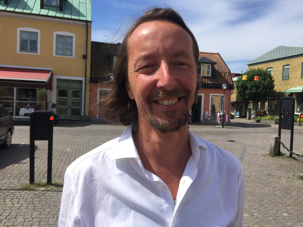 Johan Påhlsson kom precis och letade upp oss på torget i Sölvesborg. Gör det ni också. Johan tycker att sopsorteringen behöver bli bättre i kommunen.