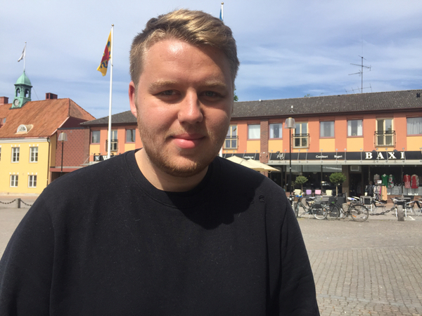 Gustav Lundborg ska rösta för första gången i september. Han säger att skolan är den viktigaste frågan för honom, eftersom han själv går på gymnasiet. 
- De borde lägga mer på resurser i skolan för de som behöver extra stöd, säger han.