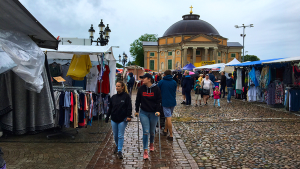 Många trotsar regnet på årets Lövmarknad i Karlskrona!