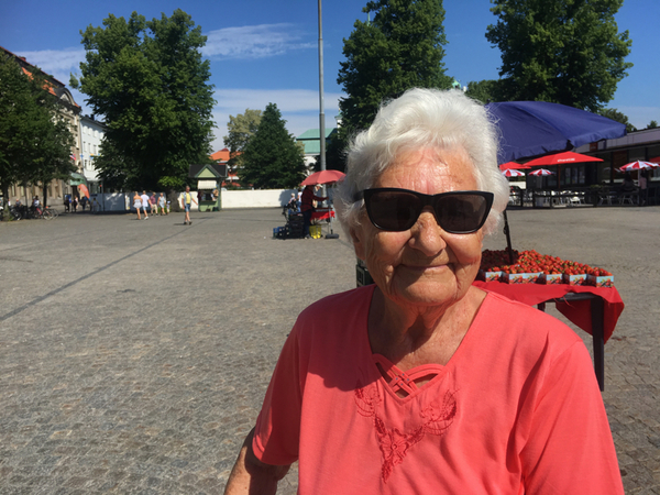 Kerstin Fastrup tycker att äldre skulle få åka gratis buss på dagarna för att komma ut till omgivningen.