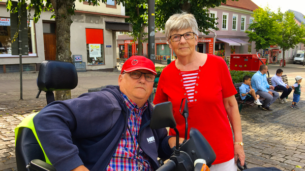 - Vi vill ha fler affärer i centrum. Det stänger bara fler och fler, staden kommer bli helt död. Vi borde ta vara på staden bättre, säger Monica Ankarcrona och Christer Svensson.