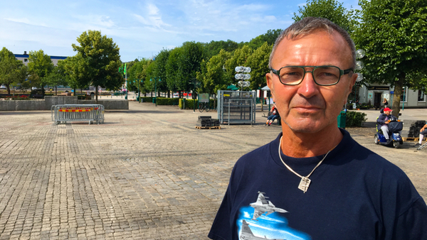 - Jag tycker det viktigaste är att vi kan ta hand om de nyanlända. I dag hörde jag att staten, som anvisade flyktingar hit, inte längre ska betala för det. Vi måste få ökat statligt bidrag, säger Jan Olofsson, pensionerad försvarsanställd och fd centerpartist.