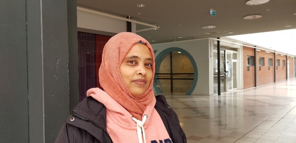 Mibrat Usman jobbar inom vården och tycker personalbristen är ett stort problem. - Det är brist på personal och mycket stress. Jag har jobbat inom vården i sex år och det blir inte bättre. Det är ett tungt yrke och folk blir sjukskrivna på grund av arbetsförhållandena. Det behövs mer personal.
