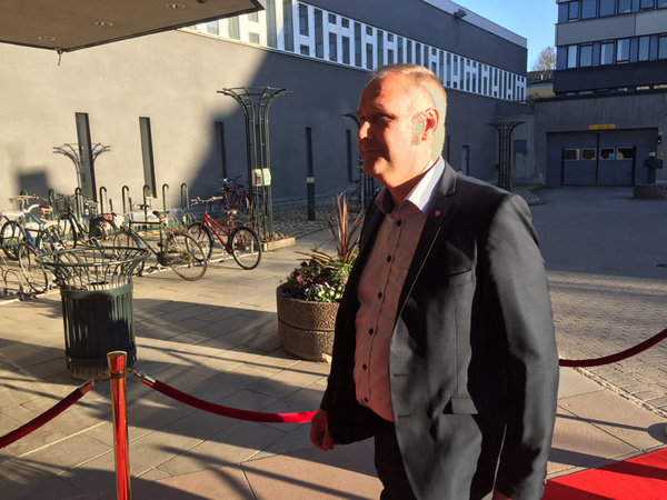 Vänsterpartiets Jonas Sjöstedt är nu på plats.