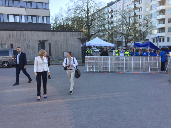 ...de blåklädda med plakat fick dock stanna kvar utanför avspärrningarna.