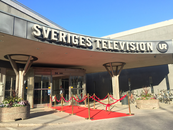Röda mattan är utrullad utanför SVT:s huvudingång.