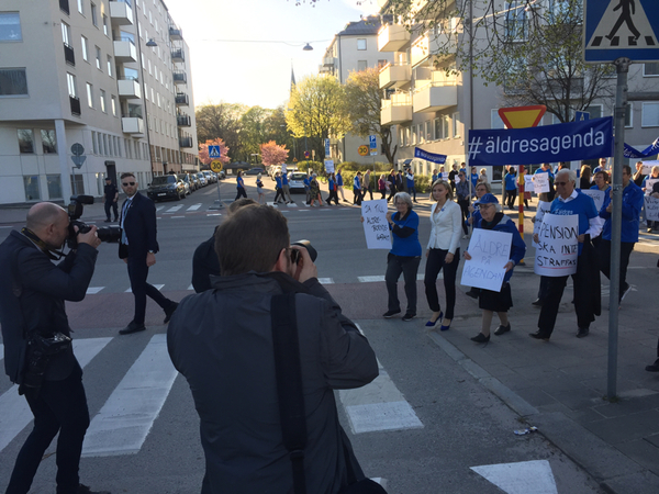 Ebba Busch Thor (KD) anlände med ett stort demonstrationståg av anhängare.