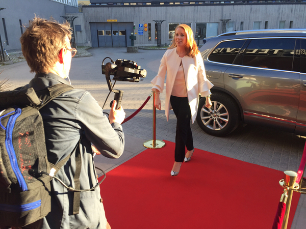 Annie Lööf (C) anlände i bil.