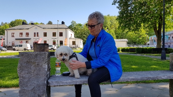 Gun Ericsson satt vid Flugparken tillsammans med hunden Max. Förutom att bevara parken tycker hon att boendet Linden hanterats dåligt.
- Det borde inte flyttas, det är fel mot personalen. Vi måste värna om Linde och våra äldre. Det är A och O.