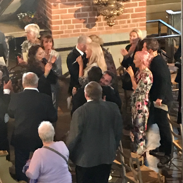 Gästerna vandrar ut ur kyrkan till sång, dans, kramar och handklapp.