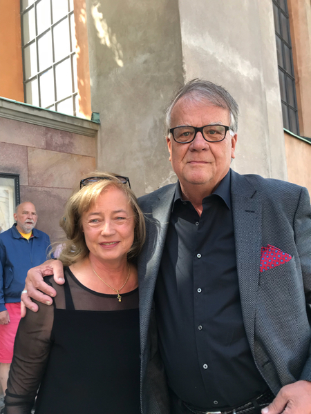 Eva och Lasse Berghagen anländer till Storkyrkan via Slottsbacken där inbjuda gäster strömmar till inför ett stort medieuppbåd.
- Det är sorgens dag, säger Lasse Berghagen till de många journalister som trängs för att få veta vad han känner.
Vad tänker du om att så många människor slutit upp här i dag?
- Det skulle Barbro veta. Det ser hon där uppe i sin himmel och blir glad.