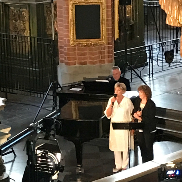 Siw Malmkvist och Ann-Louise Hansson sjunger en specialskriven text till Stickan Anderssons ”Är du kär i mig ännu Klas-Göran?” med den nya titeln ”Vår tuffaste brud” med text av Calle Norlén.