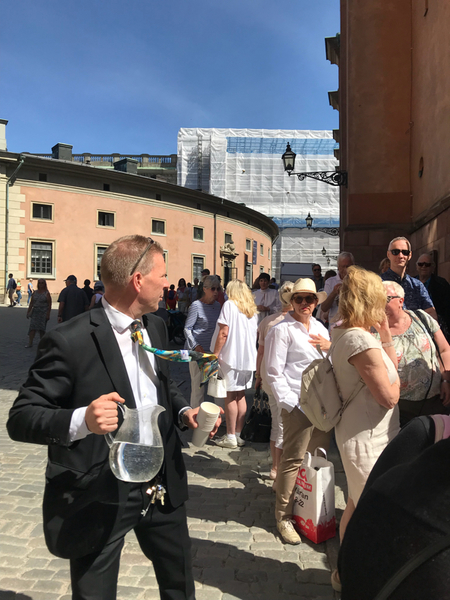 Kyrkvaktmästare Johan Boeryd har varit på plats sedan klockan nio i morse. Han ser till att de köande får svar på sina frågor och vatten att dricka.
Vad gör ni om det blir fullt?
- Det får du fråga min chef. Men Lill-Babs lär ha sagt att om det blir fullt i en kyrka är det bara att öppna dörrarna så alla hör. Men det är klart att vi har brandregler att följa. Jag får många frågor om kondoleansbok också, vi har ingen sådan här, men det finns en på nätet.