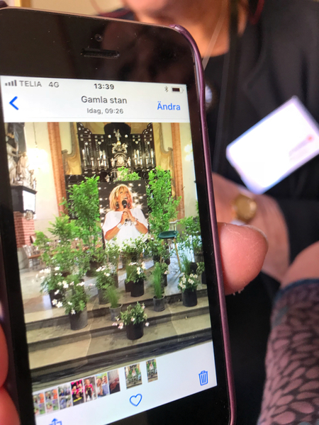 - Visst är det fint?
Rut Nitska Säfström, gudstjänstvärd i Storkyrkan visar bilden hon tog inne i kyrkan tidigare i dag.