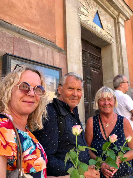 Gudrun Cleve och Lars och Gunilla Cedercroona har tagit med sig rosor de vill lämna i kyrkan.
- Vi är här för Lill-Babs skull. Det känns tomt. Vi känner en stor saknad. Vi jobbar på förskola och lär barnen hennes sånger, berättar Gunilla Cedercroona.
- Vi lär dem ”Leva Livet”. Vi vill att den glädjen ska levas vidare, säger Gudrun Cleve.